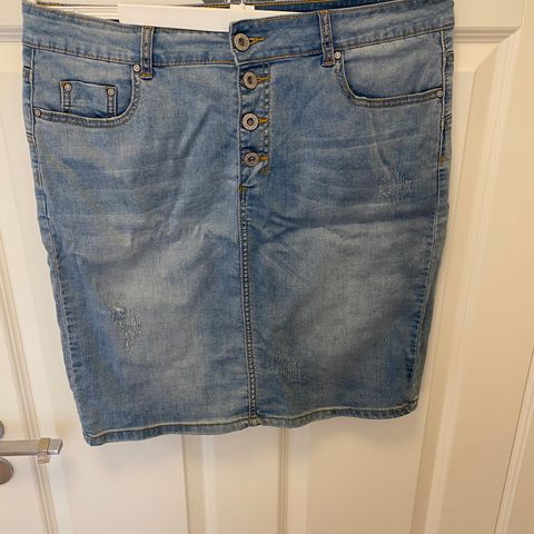 Jeansskjørt fra Haust, str 44, kr 150