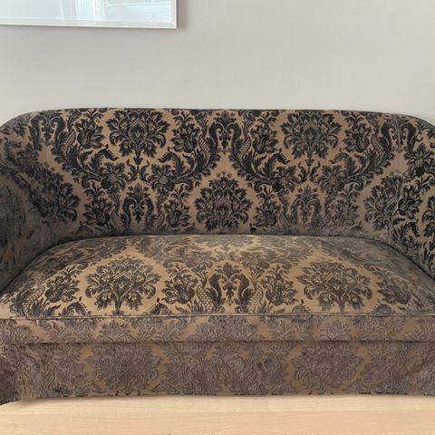 Reservert! Elegant, liten, plassvennlig sofa i stoff fra Designers Guild