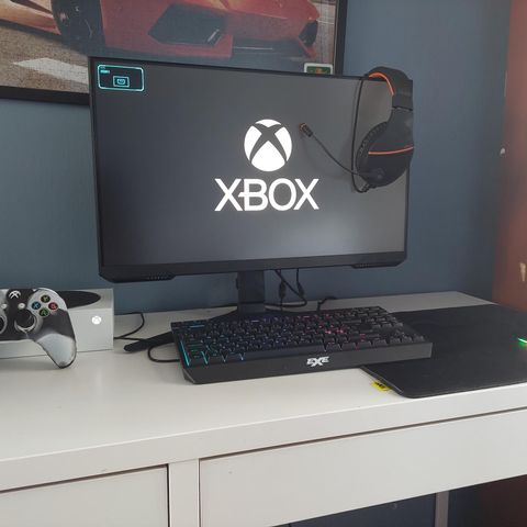 Xbox series s 512 gb setup med utstyr og monitor