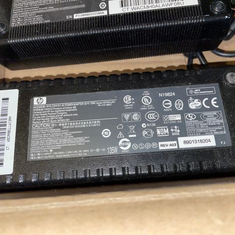 HP lader 19V / 7.1A / PA-1131-08HC / 397747-001 / 397803-001