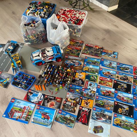 Gigantisk Lego samling med tegninger og masse figurer