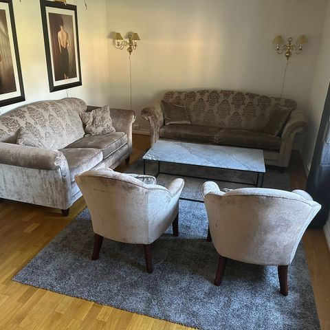 Brunstad sofagruppe med 2 stoler