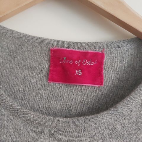 8% CASHMERE. 29% ULL. 8% ANGORA. LINE of OSLO. Grå lang genser / tunika.