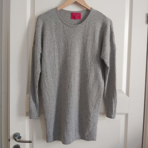 8% CASHMERE. 29% ULL. 8% ANGORA. LINE of OSLO. Grå lang genser / tunika.