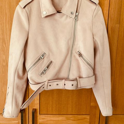 Nydelig jakke fra Zara i semsket skinn str M