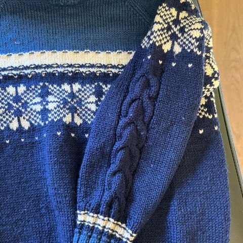 Håndstrikket blå genser i 100% ullgarn (klør ikke) / lite brukt /pen