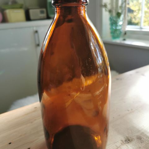 Stor gammel brun melkeflaske med plastkork 1 L, faske fra 1966, selges