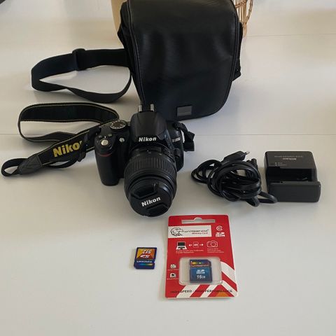 Pent brunt Digital Nikon D3000 Folger med Veske og Memory Card 16 gb