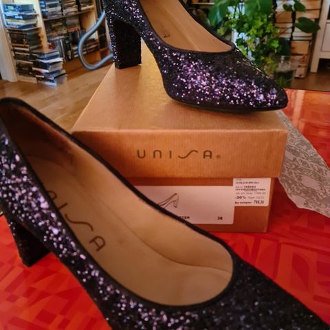 Unisa pumps med glitter. Str 38.