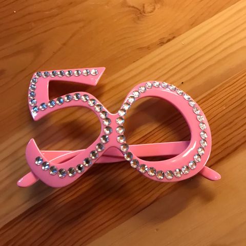 Festutstye til 50 års feiring - rosa briller og flaggrekke