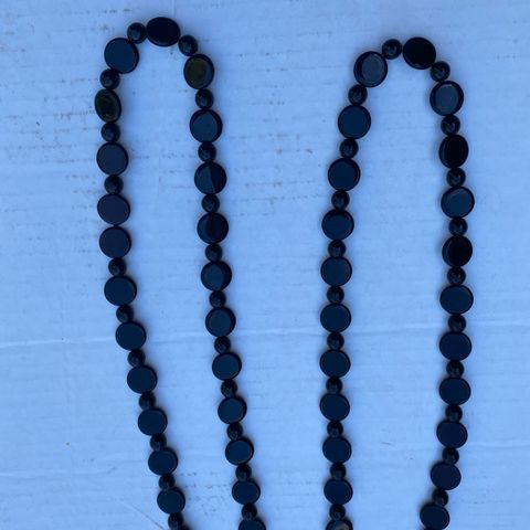 Bijouteri halskjede i svart farge  2 stk