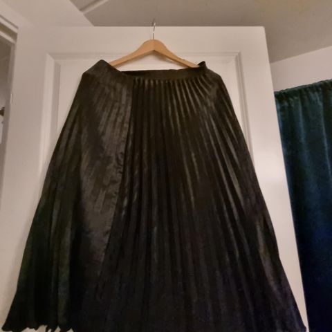 Black long skirt