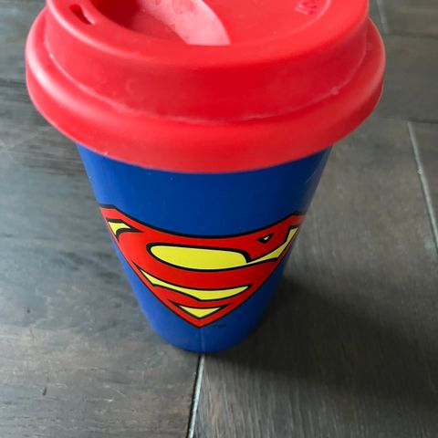 Kopp / kaffekopp med silikonlokk, supermann, knapt brukt, kr 150