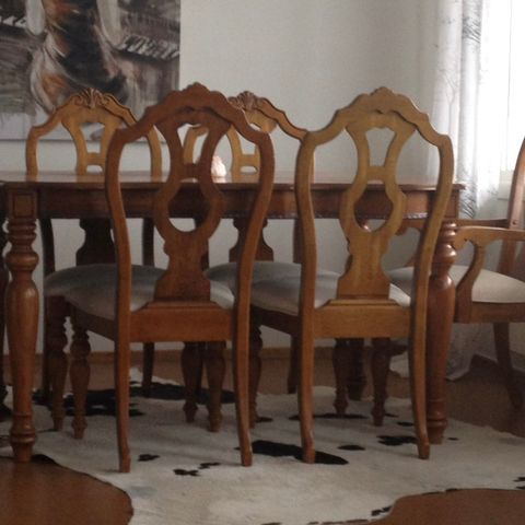 Spisebord av høy kvalitet /4 stoler