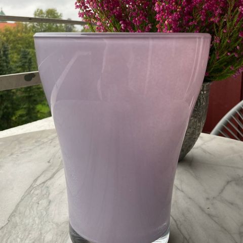 Vase, glass. Rosa/lilla ettersom belysning faller