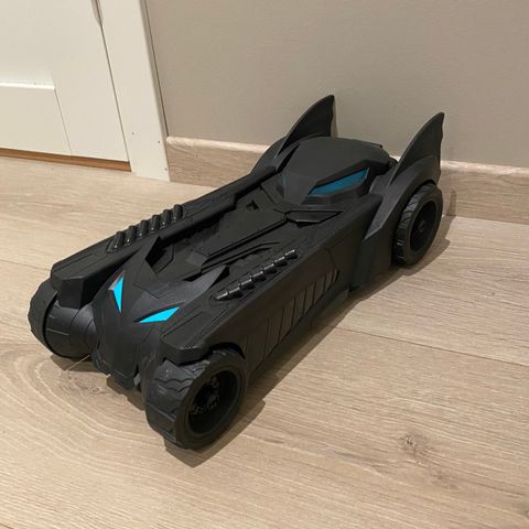 Stor batmobil med tilhørende batmanfigur