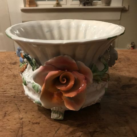 Gammel blomsterpotte / potteskjuler fra Capodimonte Italia