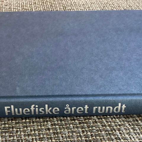 1 flott bok «FLUEFISKE ÅRET RUNDT». EVEN RISE. H. 24,5 cm, B. 17,5 cm, 199 s