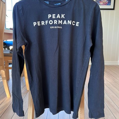 Samlepakke med gensere. Tommy Hilfiger og Peak Performance