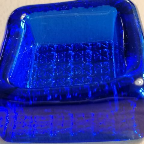 Liten firkantet skål i blått glass