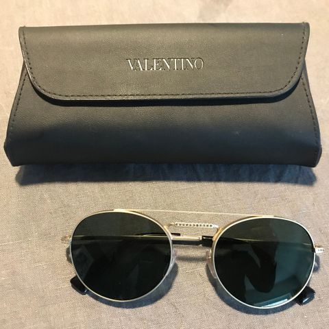 Nye Valentino solbriller 500,-
