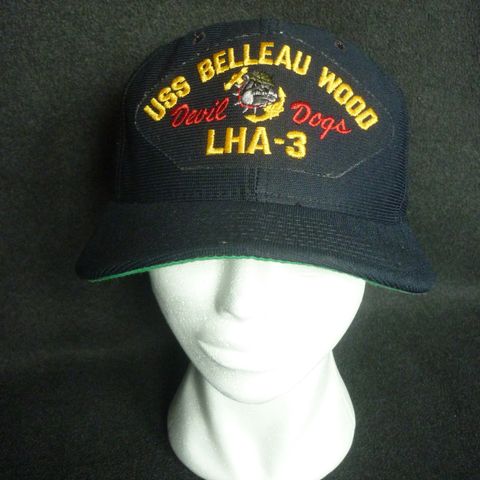 Original US Navy caps fra USS Belleau Wood LHA-3, kallenavn "Devil Dog".