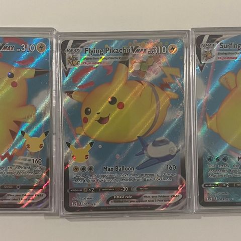 Pikachu VMax. 3 kort 25th celebration. Selges samlet i plast beskyttere.