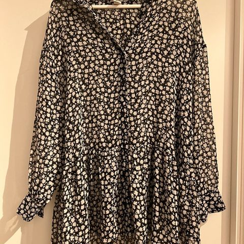 Hvit/sort mønstret skjorte/tunika fra H&M, størrelse 38