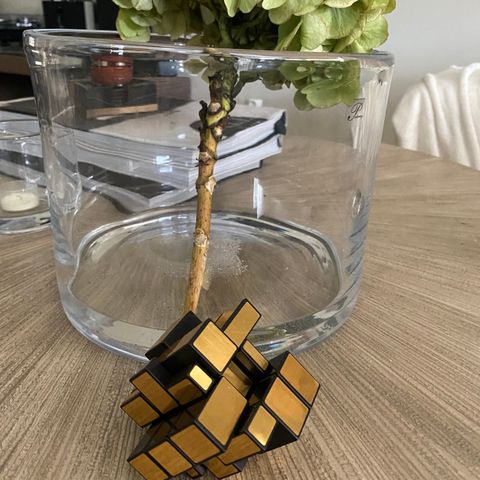 Rubiks kube I gullfarvet.Boligstyling.Interiør