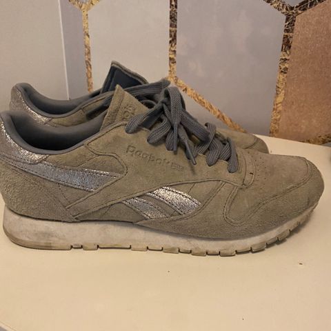 Reebok grå sneakers (semsket) - str 39