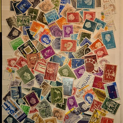 NEDERLAND: Fin, stor lot frimerker, stempla / 1127 v.