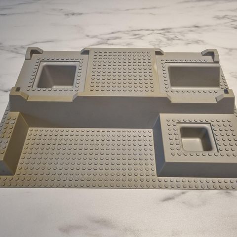 LEGO Baseplate, Raised 32 x 48 x 6 with Level Front (51542)