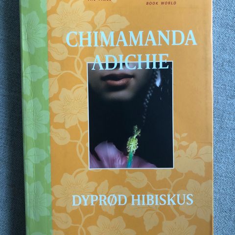 Dyprød hibiskus av Chimamanda Adichie