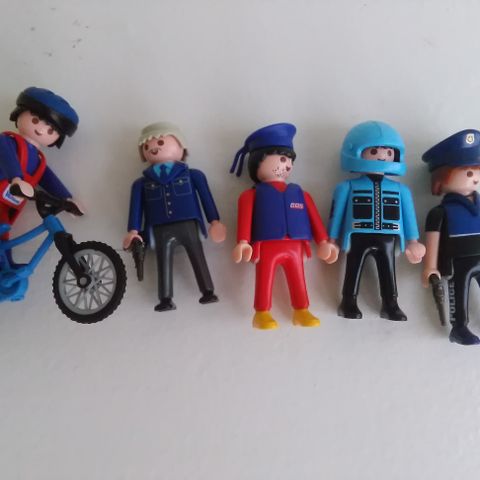 Vintage:  5 Playmobil Figurer  (Geobra 1992) og en sykkel.