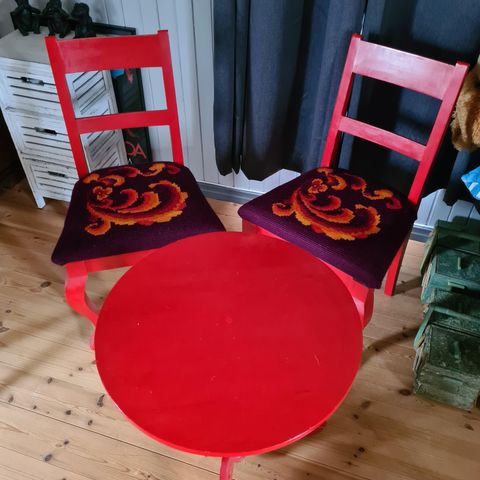 Retro cafebord sett - rødt bord og 2 stoler i tre, broderte puter