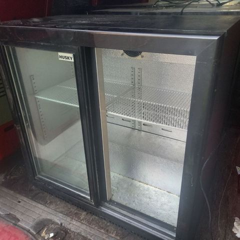 Bar kjøleskap under benken med 2 dør.GRATIS FRAKT I OSLO