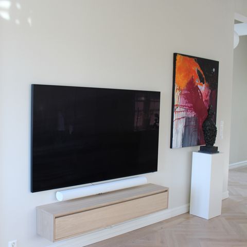 Ny vegghengt tv-benk i ubehandlet eik. 155 cm lengde