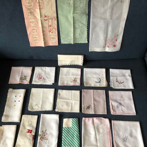 21 pene lommetørklær fra 40/50 og 60-tallet selges