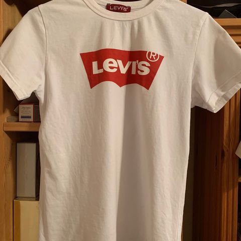 Ny t-skjorte Levis str. 158/164,  10-12 år selges