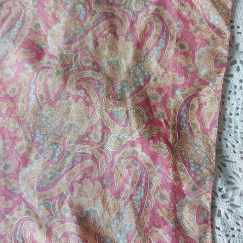 Silkeskjerf i Paisley mønster