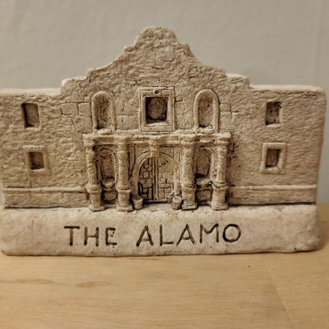Skulptur av "The Alamo" signert Jimmy L. DeMoss