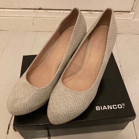 Bianco høyhælte sko. Størrelse 40.