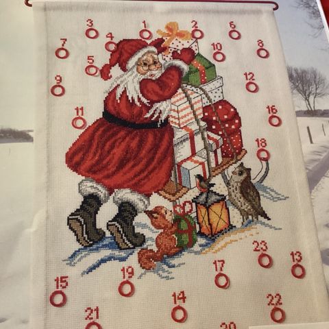 Vakker, detaljert og håndbrodert jule kalender. 32x44cm