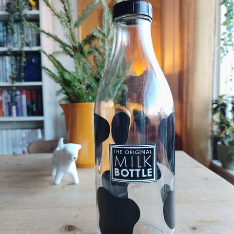 Mjølkeflaske / melkeflaske med kumønster på "The original Milkbottle" 1 liter