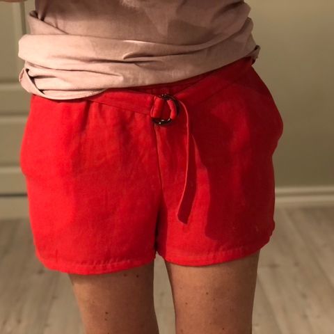 Rød shorts med belte i 100% polyester til dame str S fra Only