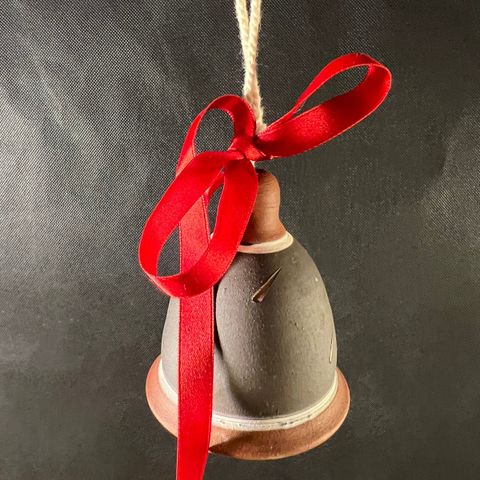 Julepynt: Keramikk klokke Ø 6,5cm Håndlaget.