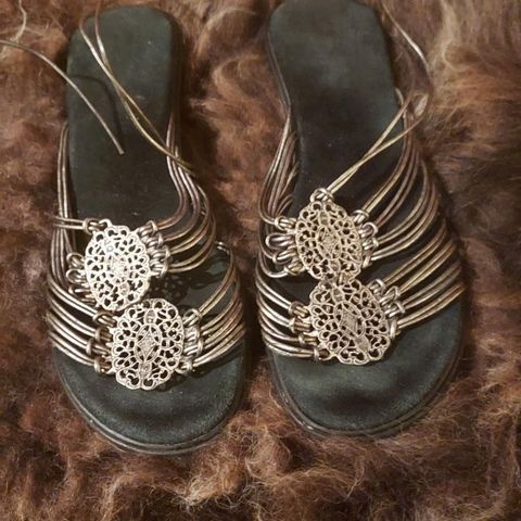 Lekre sandaler i sølv