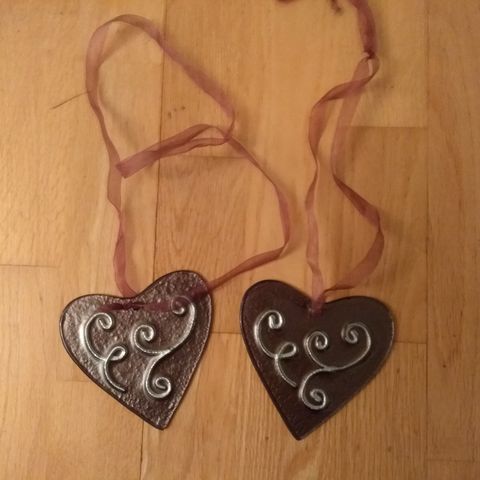 2 stk hjerter i brunt metall med oppheng
