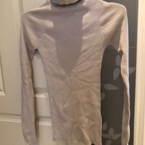 Kremhvit elastisk ribbestrikket høyhalset genser til dame str XS fra Gina Tricot