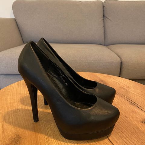 Svarte pumps str 36